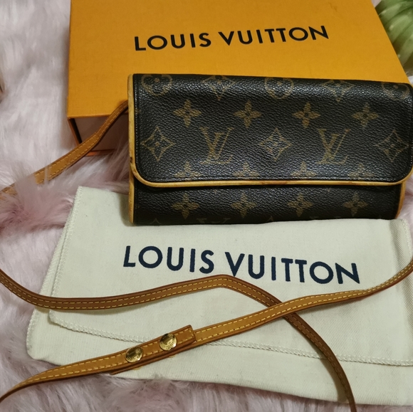 Louis Vuitton Pochette - Picture 6 of 11